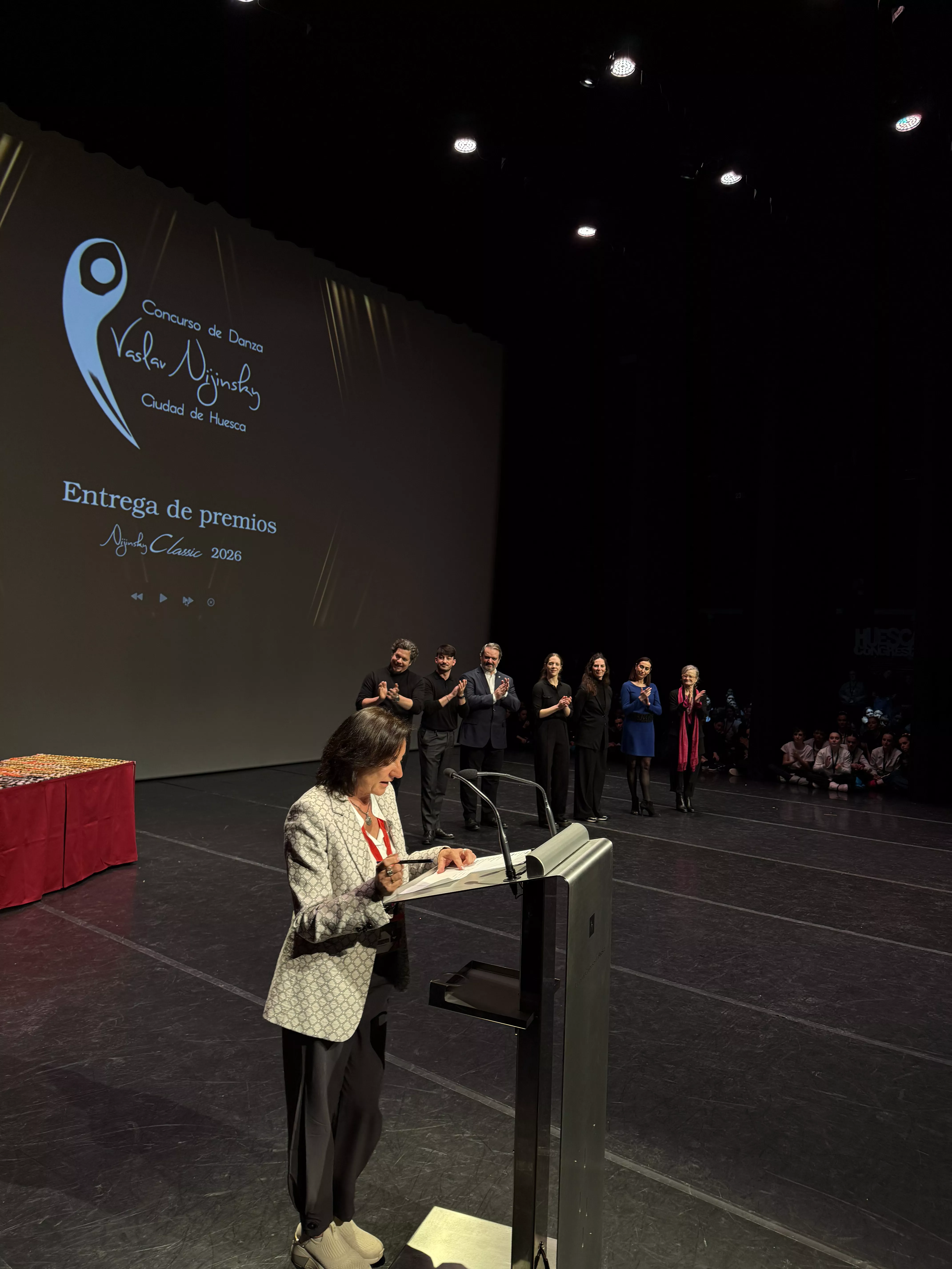 Susana Ara y el jurado. Foto Jesús Vallinas
