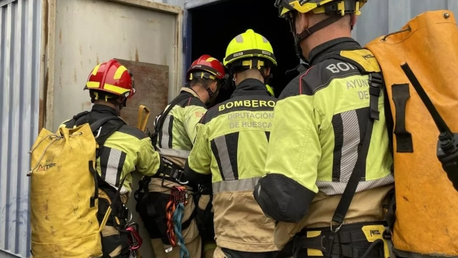 Bomberos del Ayuntamiento de Huesca y de la DPH han participado en la formación.