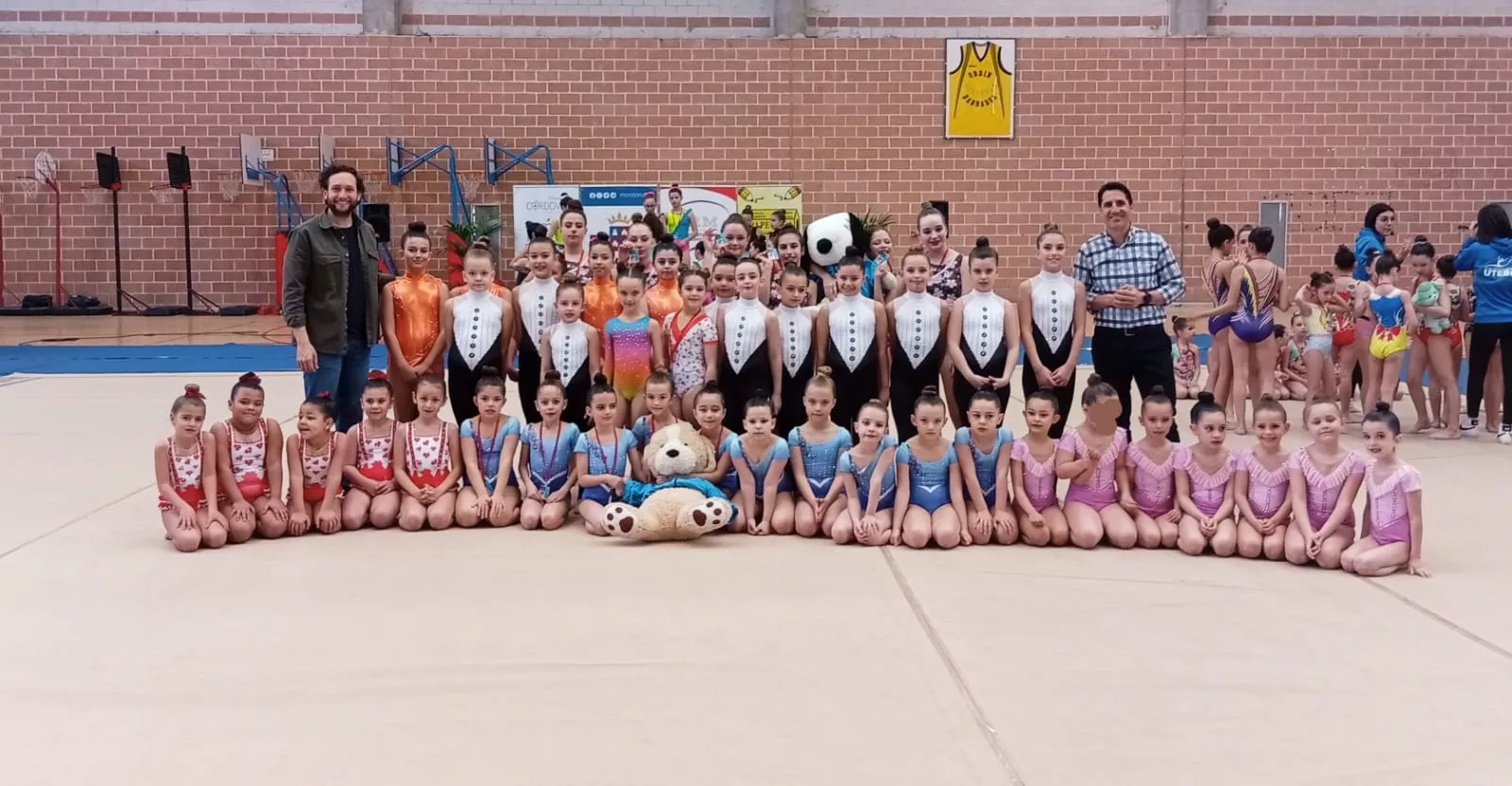 Foto de familia del CR Monzón con Isaac Claver y Eliseo Martín