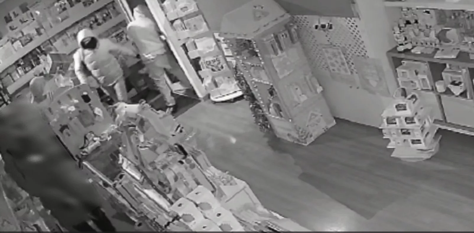 Momento en el que los cacos se introducen en un establecimiento.