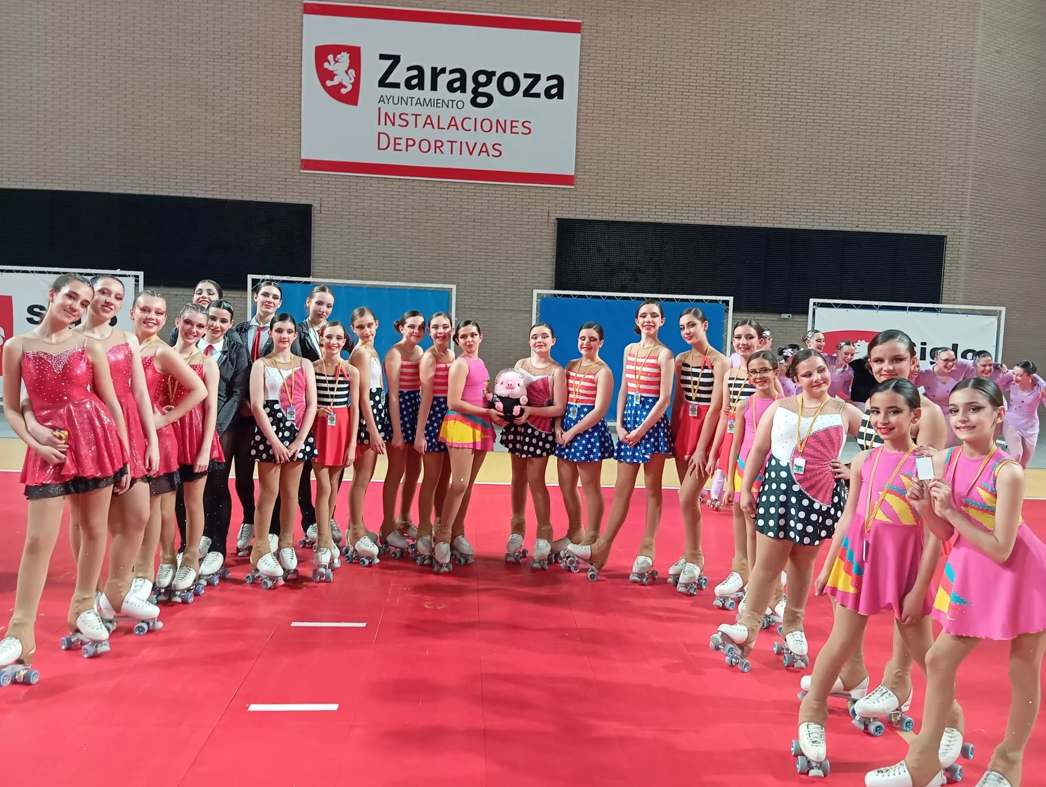 Brillo, color y emoción en la actuación de Club Patín Huesca en el Campeonato de Aragón