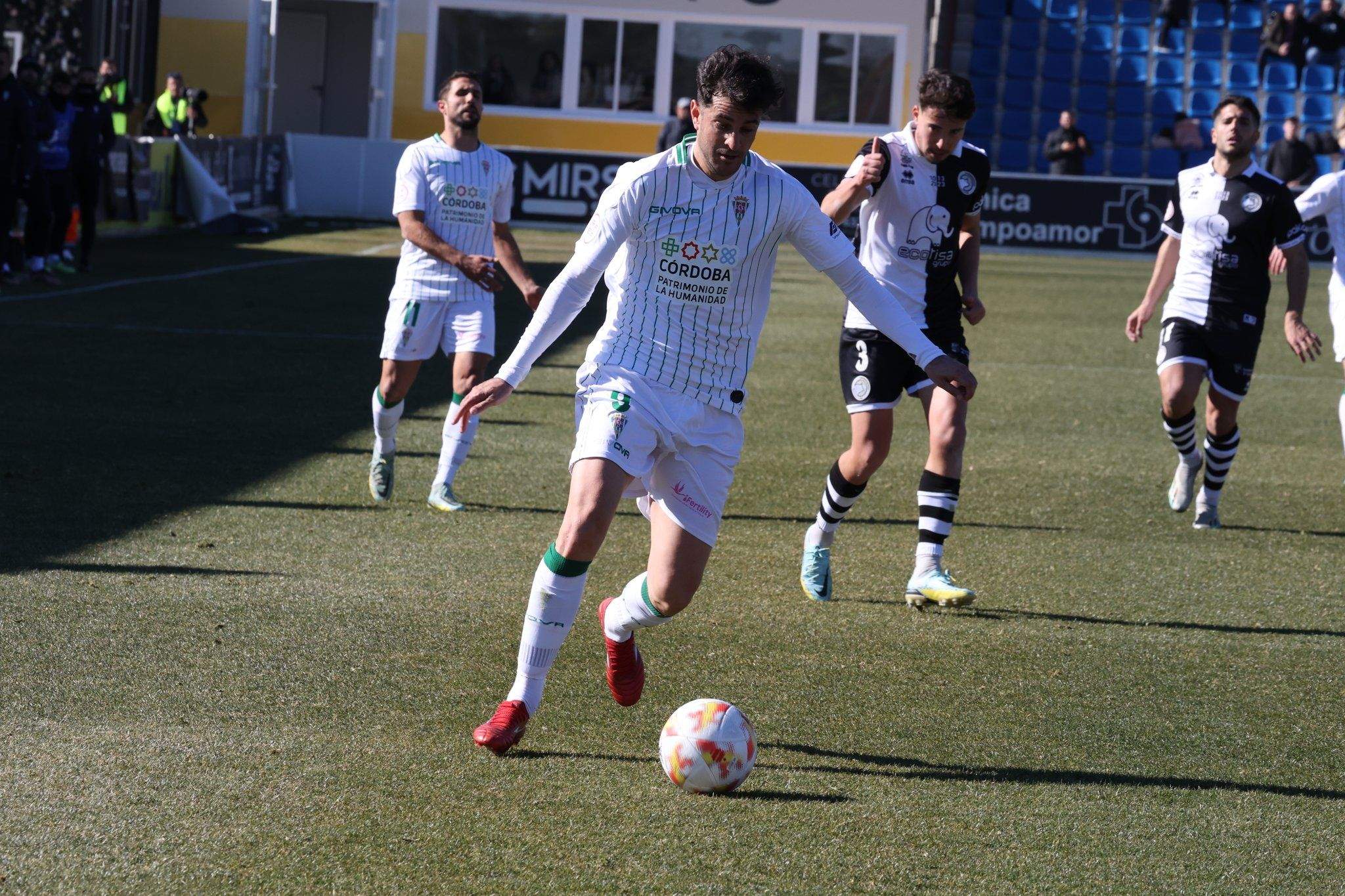 Juan Villar se prepara para golpear un balón en su debut con el Córdoba. Foto: @CordobaCF_ofi