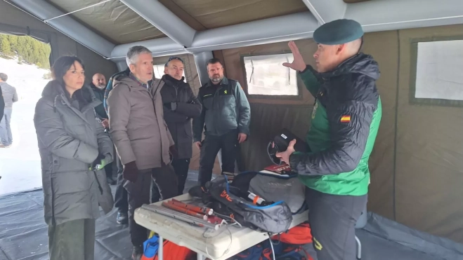 Las autoridades durante su visita a Benasque han conocido la actuación del CAEM.