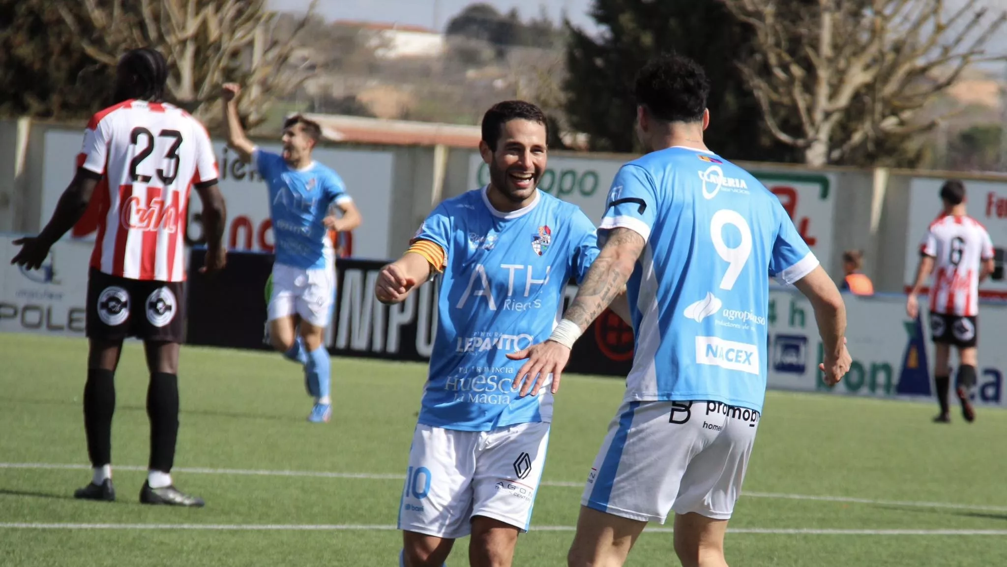 Chicho Barreda celebra el gol ante el Illueca junto a De Mesa. Foto: CD Binéfar