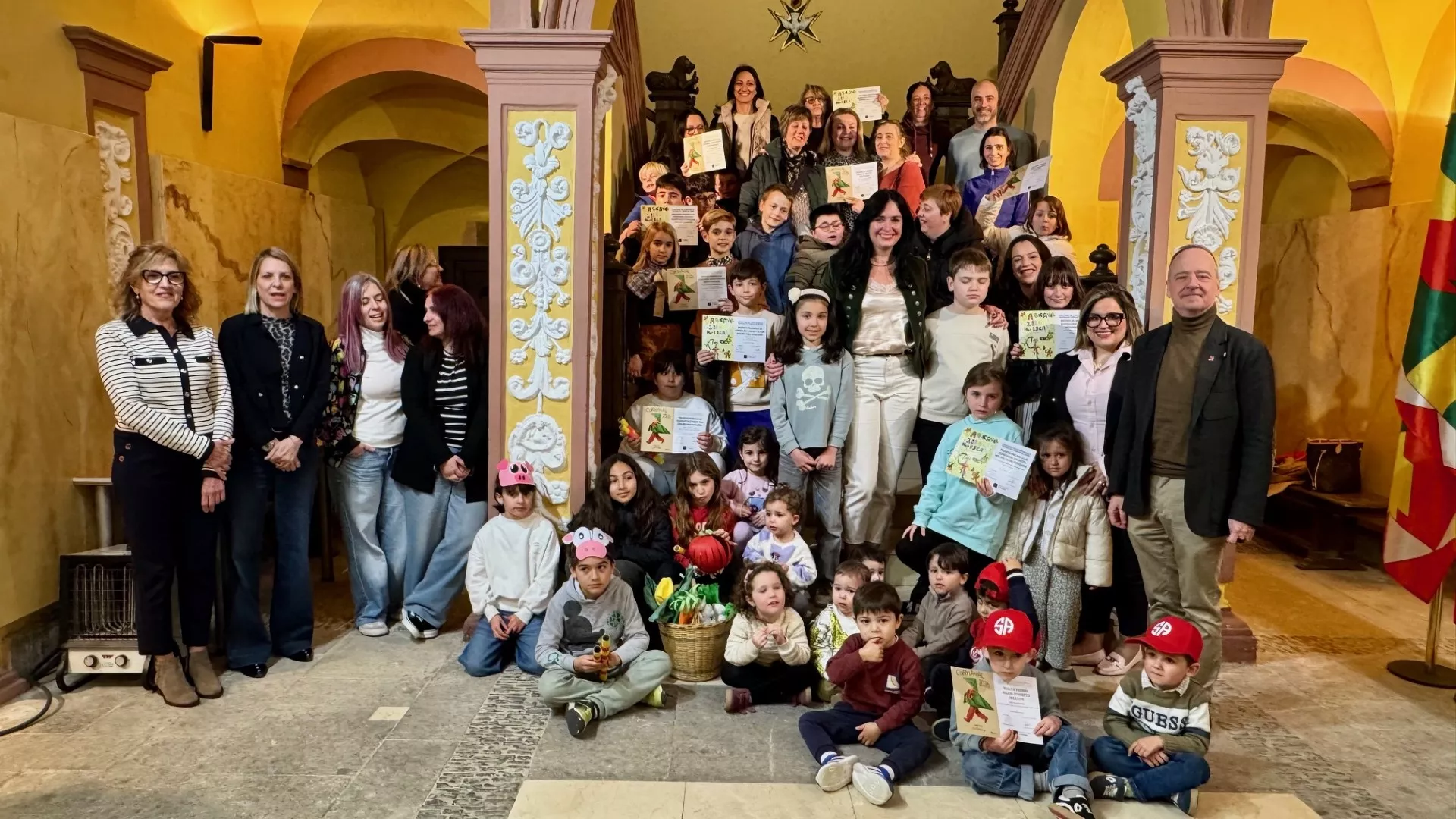 Foto de familia de la entrega de premios del Concurso de Disfraces y Comparsas de Huesca