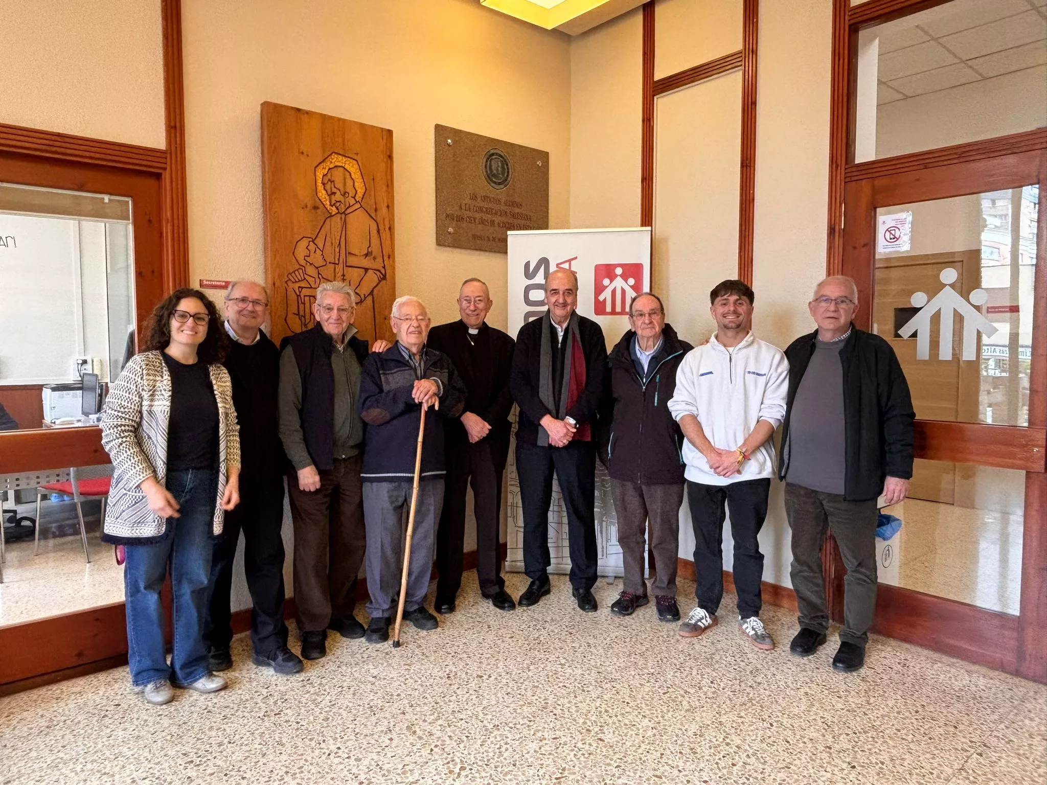 El cardenal con miembros de la comunidad salesiana