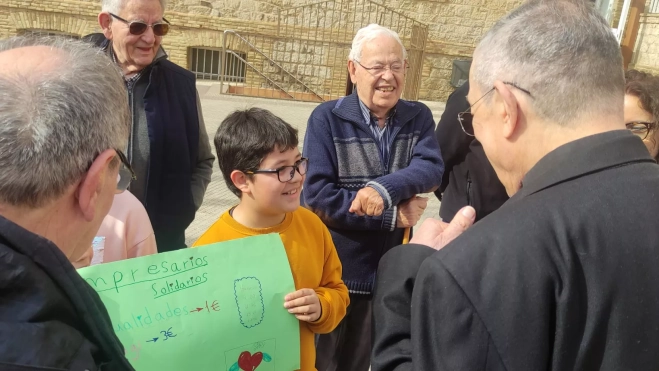 El cardenal conversa con un niño en Salesianos