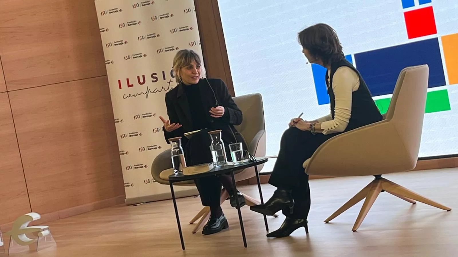 Máriam Martínez-Bascuñán y Eva Pérez Sorribes durante su conversación en Fundación Ibercaja Huesca. Foto Mercedes Manterola