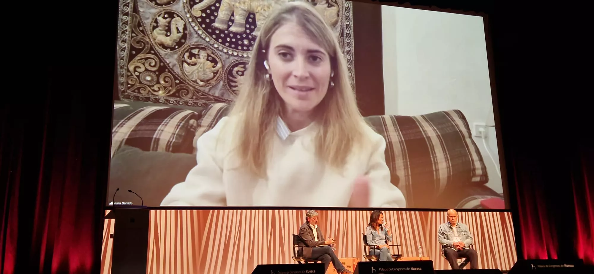 Ángel Gonzalo, Cristina Saavedra, Kayed Hammad y, en la pantalla, Núria Garrido.  Foto Myriam Martínez