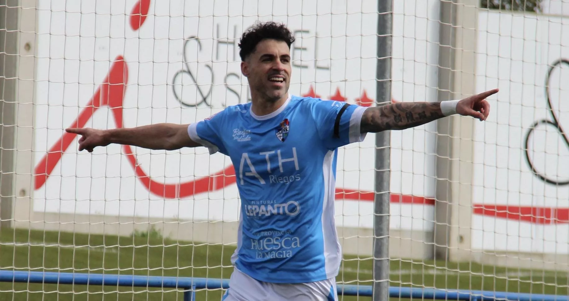 De Mesa, delantero del Binéfar, celebra uno de sus dos goles ante el Illueca. Foto: CD Binéfar De Mesa, delantero del Binéfar, celebra uno de sus dos goles ante el Illueca. Foto: CD Binéfar