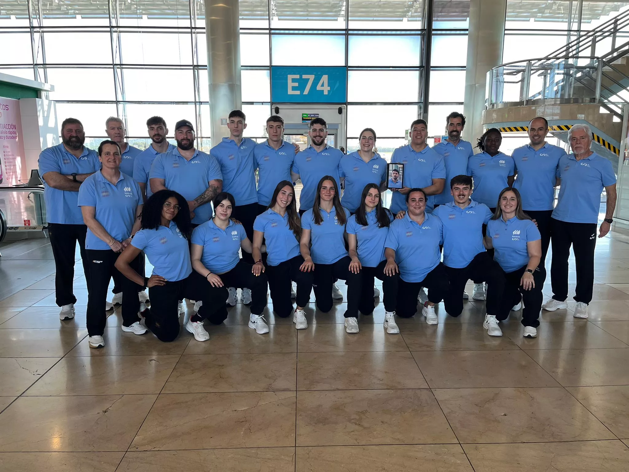 La selección española, con Javi Cruz, momentos antes de viajar a Nicosia. Foto RFEA