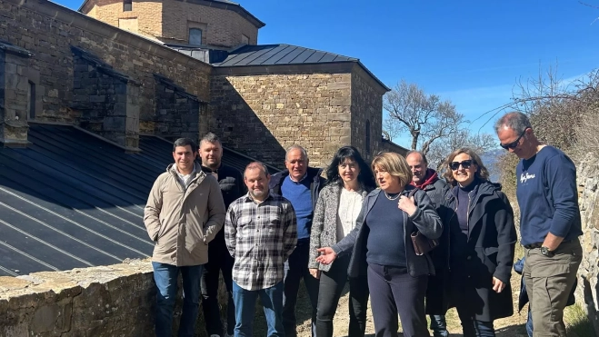 Participantes en la visita al Monasterio de San Victorián, en El Pueyo de Araguás.