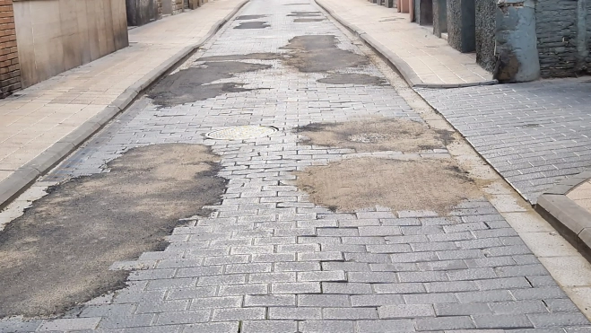Se ha aplicado asfalto en las zonas más deterioradas de la calle Lanuza. Foto Myriam Martínez