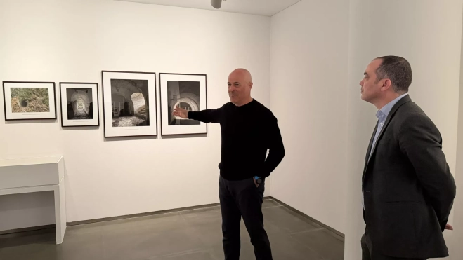 El autor y el diputado en la sala de exposiciones