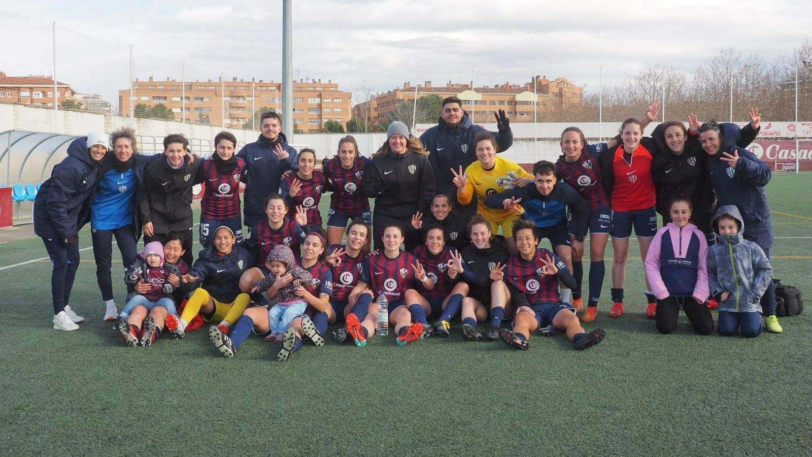 Jugadoras y cuerpo técnico del Huesca Femenino. Foto: @SDHuescaFem