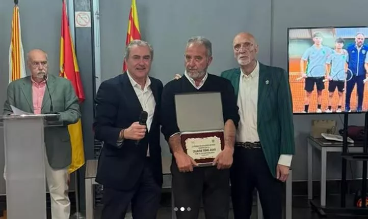 Piedrafita, presidente del CT Zoiti, recibe el galardón del 50 aniversario.