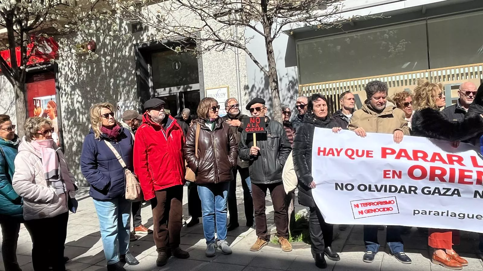 Concentración en Huesca para exigir el fin de la guerra en Oriente Medio. Foto Mercedes Manterola