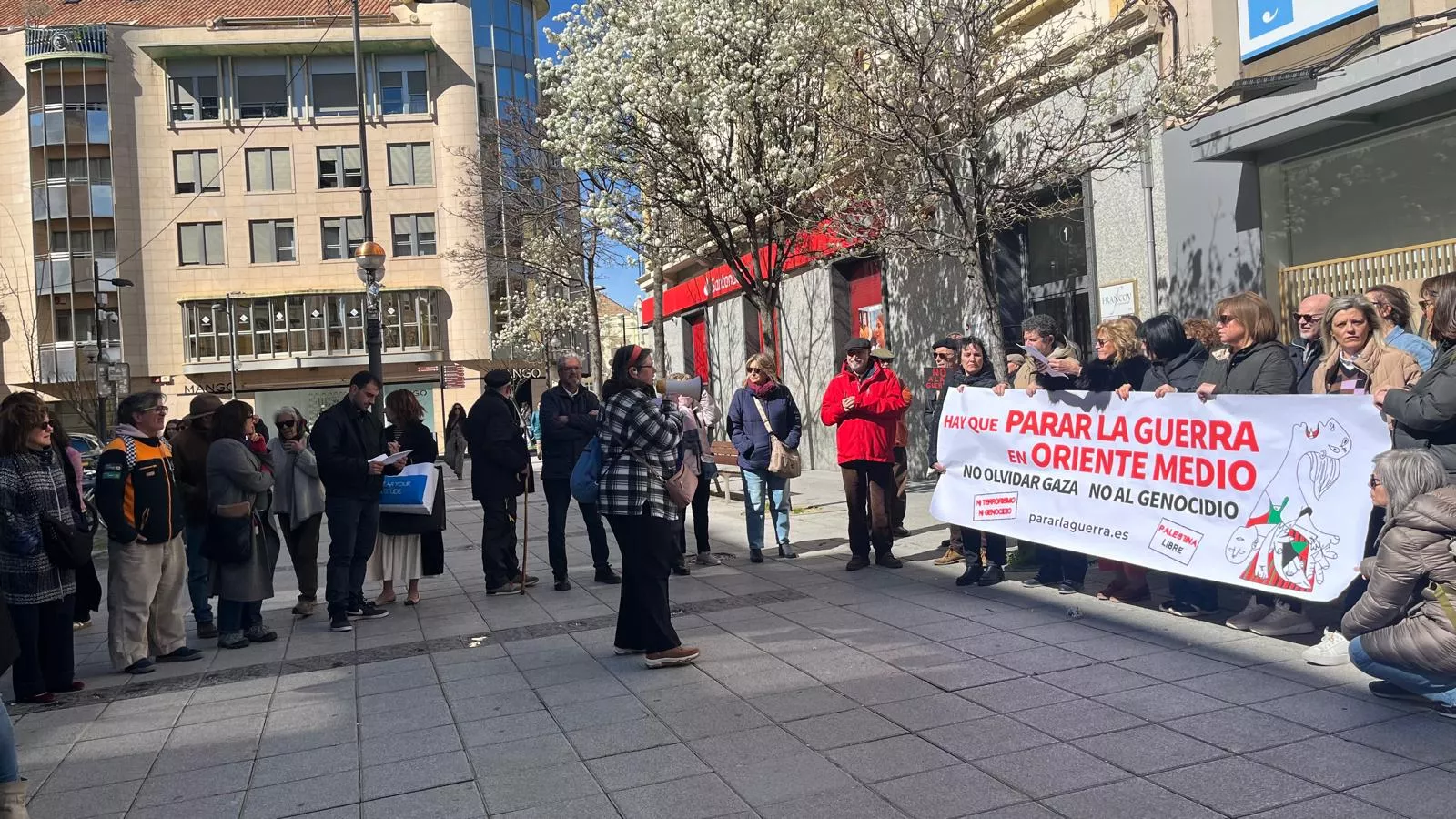 Concentración en Huesca para exigir el fin de la guerra en Oriente Medio. Foto Mercedes Manterola