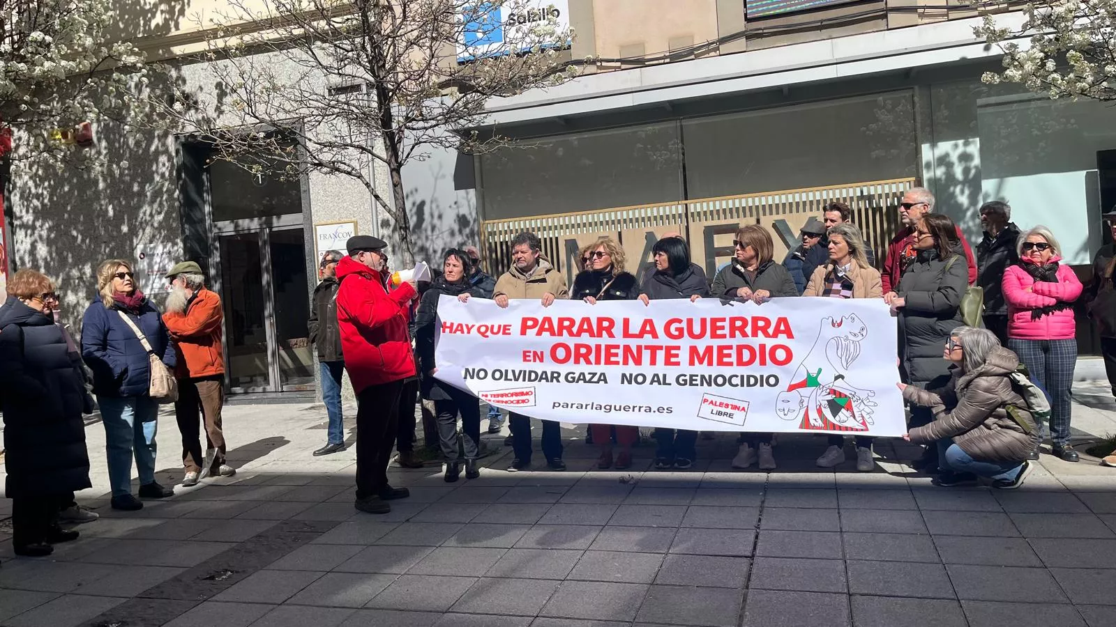 Concentración en Huesca para exigir el fin de la guerra en Oriente Medio. Foto Mercedes Manterola