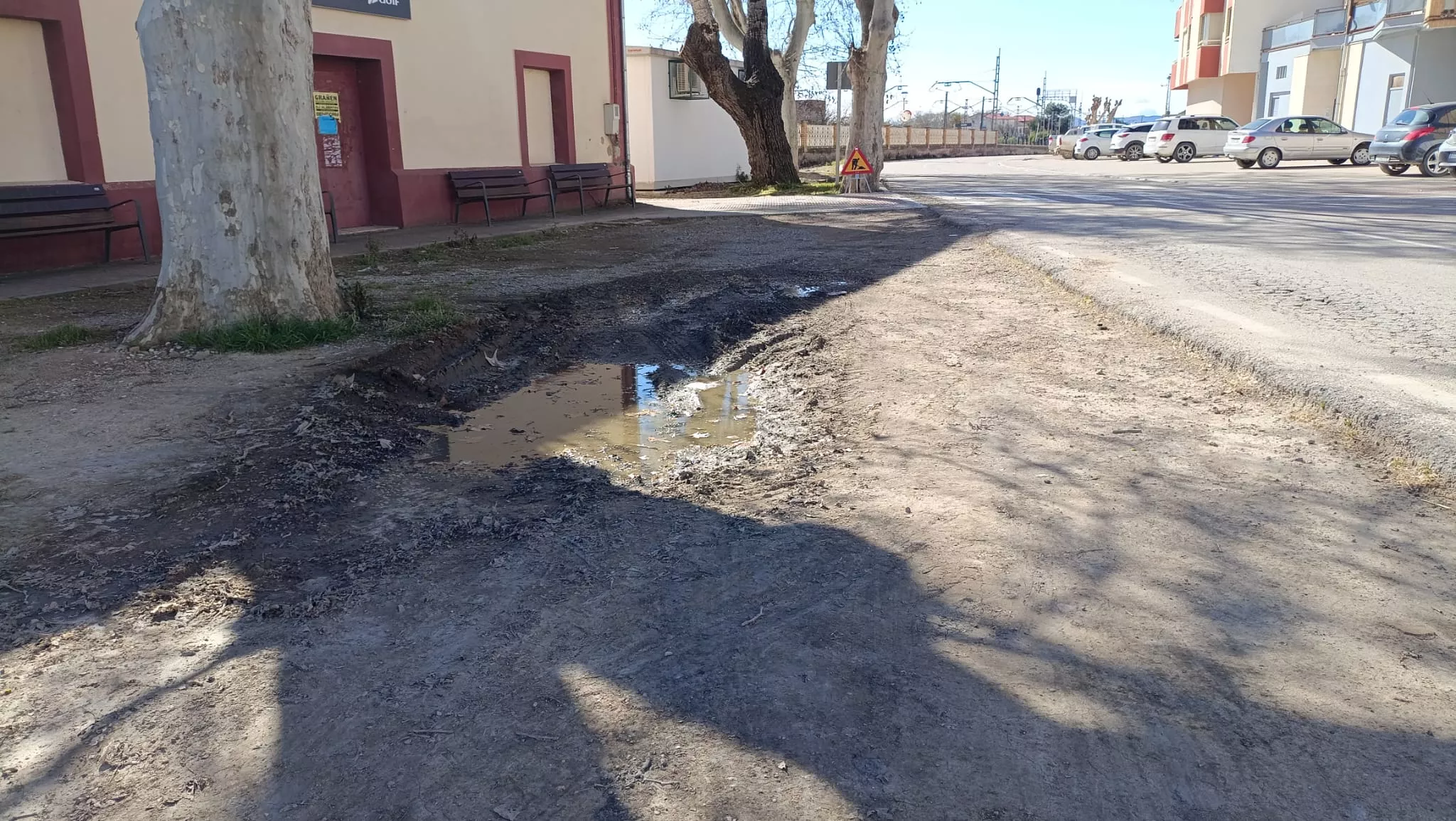 Estado en el que se encuentra el aparcamiento de la Estación de Grañén. Foto Raúl Rivarés