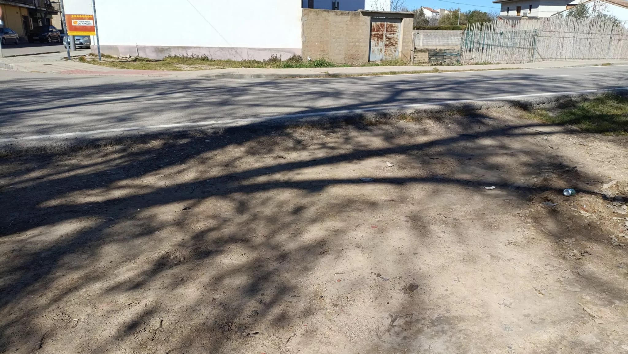 Aparcamiento de la estación de tren de Grañén. Foto Raúl Rivarés
