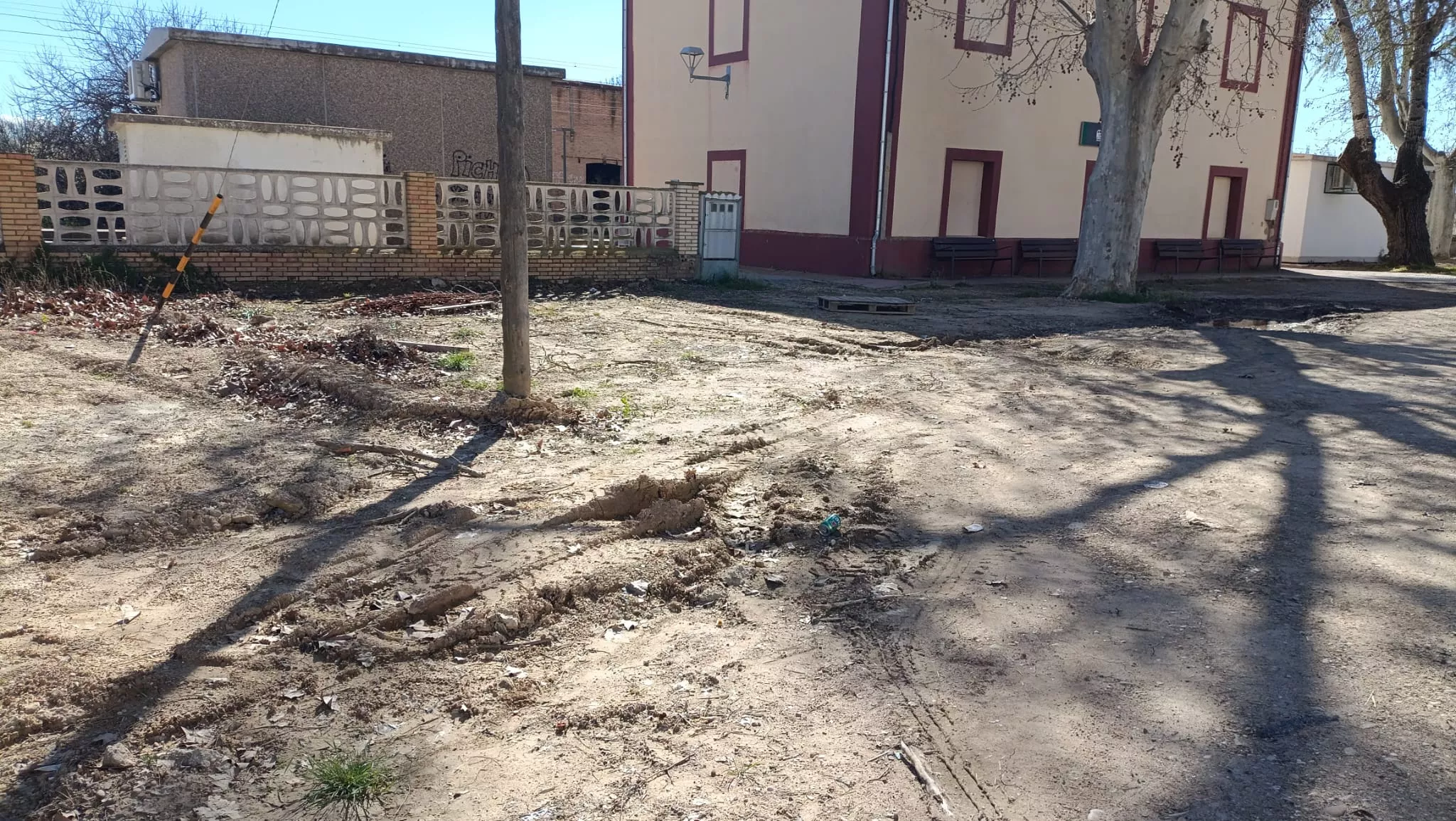Aparcamiento de la estación de tren de Grañén. Foto Raúl Rivarés