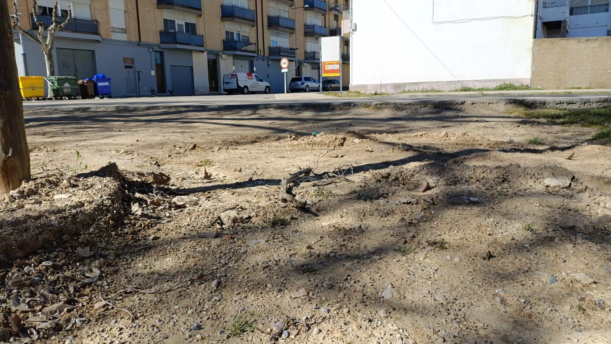 Aparcamiento de la estación de tren de Grañén. Foto Raúl Rivarés