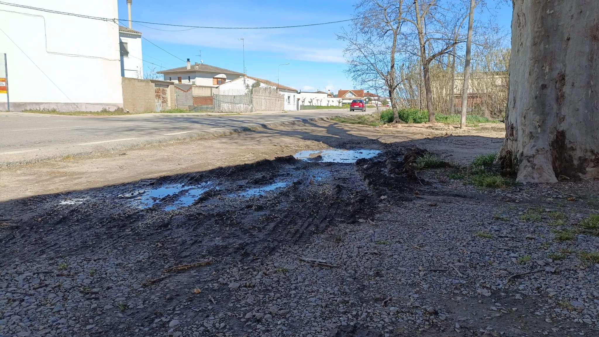 Aparcamiento de la estación de tren de Grañén. Foto Raúl Rivarés