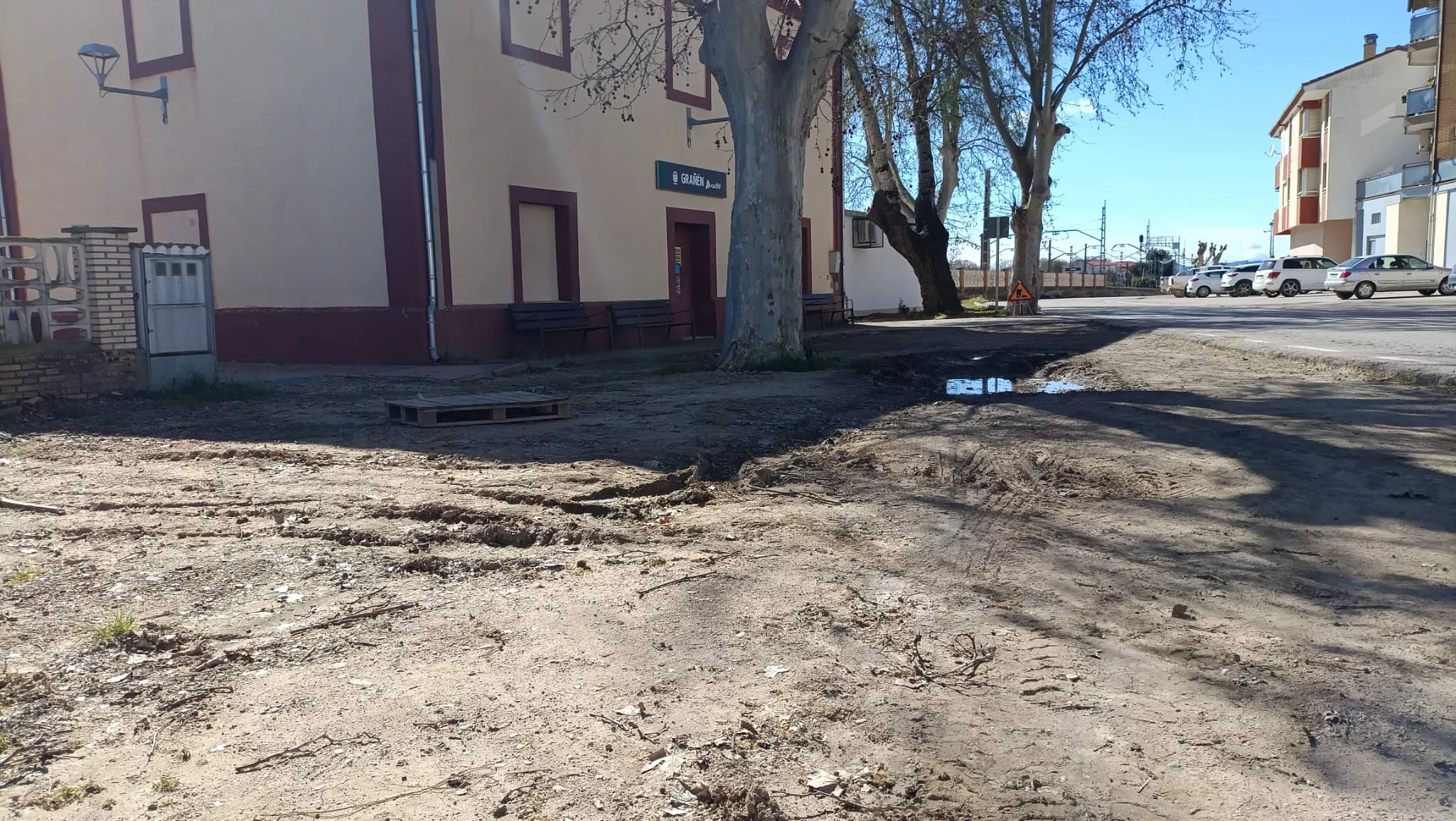 Aparcamiento de la estación de tren de Grañén. Foto Raúl Rivarés
