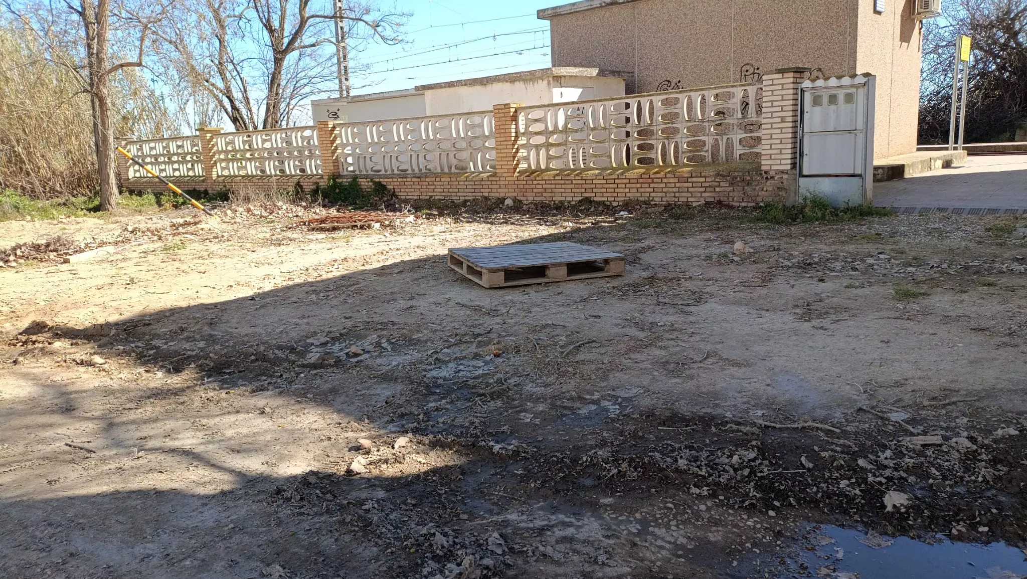 Aparcamiento de la estación de tren de Grañén. Foto Raúl Rivarés