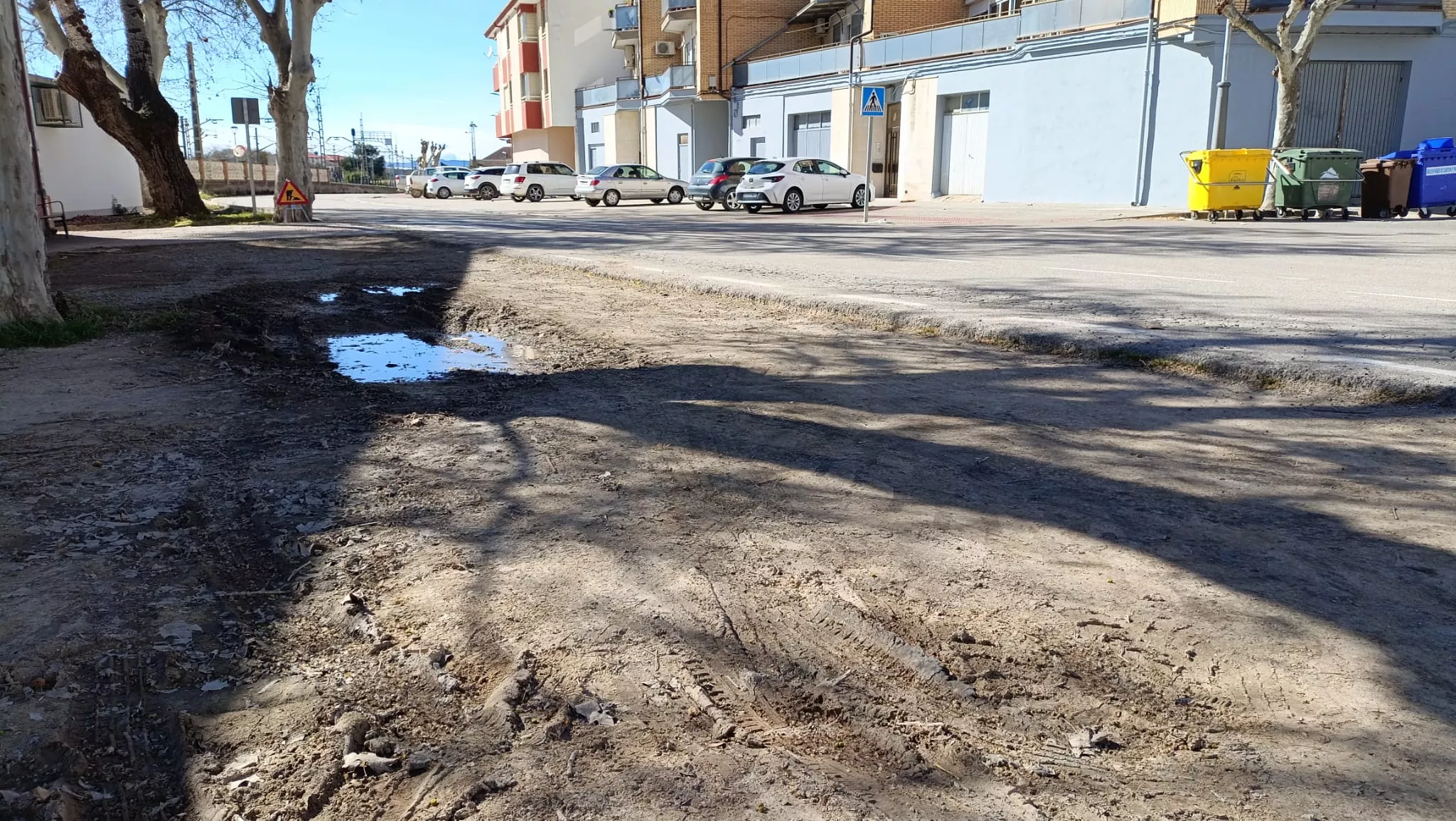 Aparcamiento de la estación de tren de Grañén. Foto Raúl Rivarés