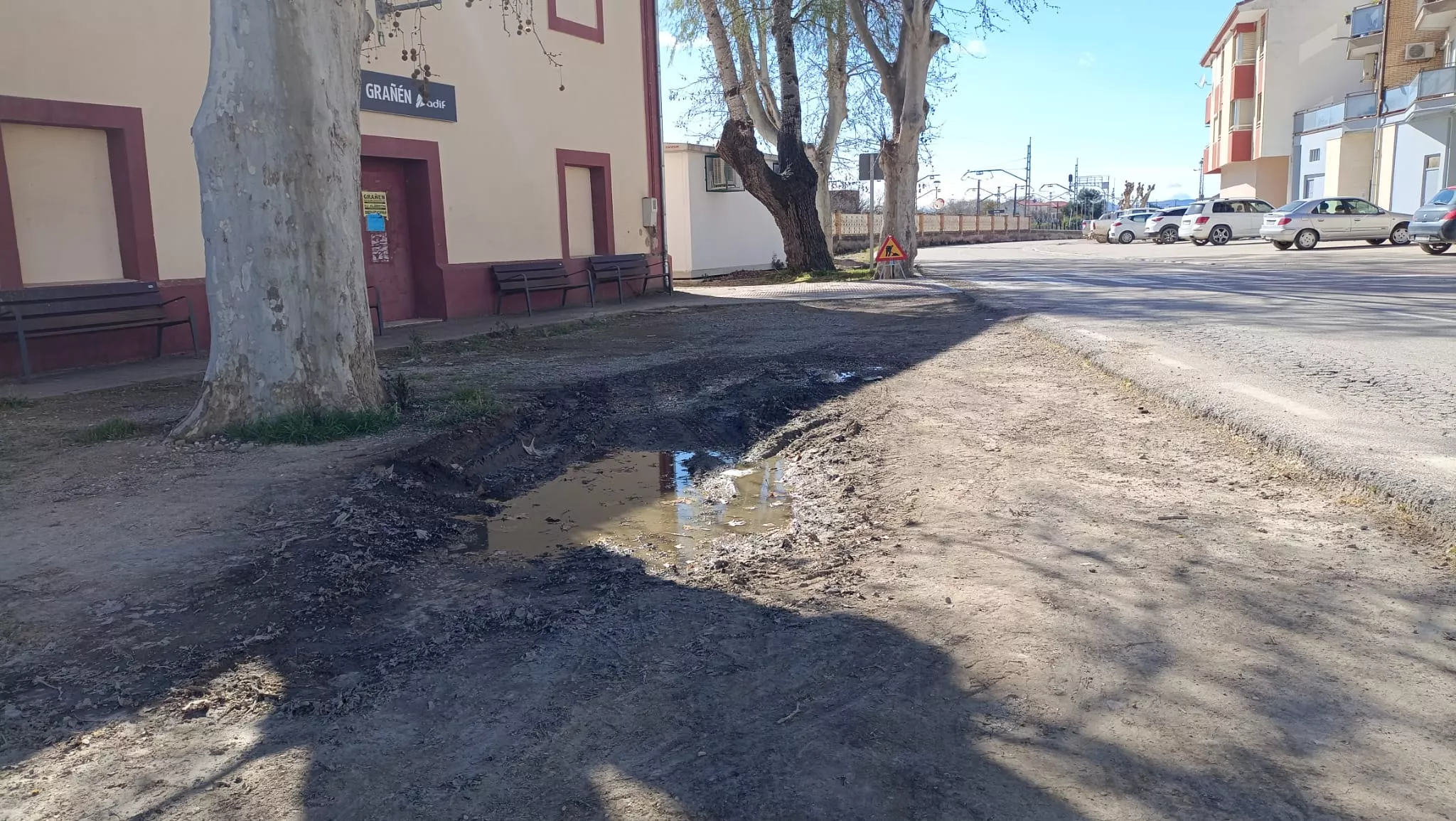 Aparcamiento de la estación de tren de Grañén. Foto Raúl Rivarés