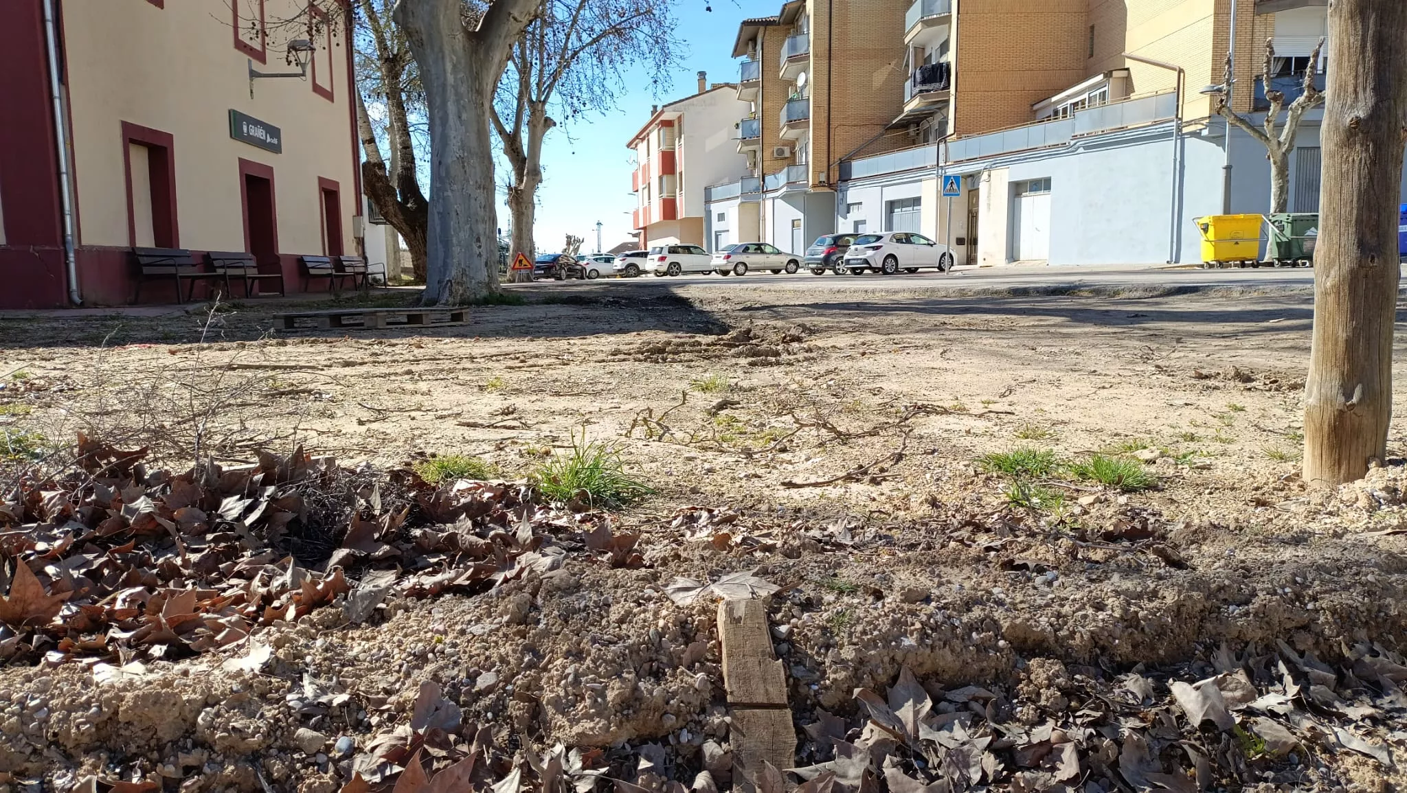 Aparcamiento de la estación de tren de Grañén. Foto Raúl Rivarés
