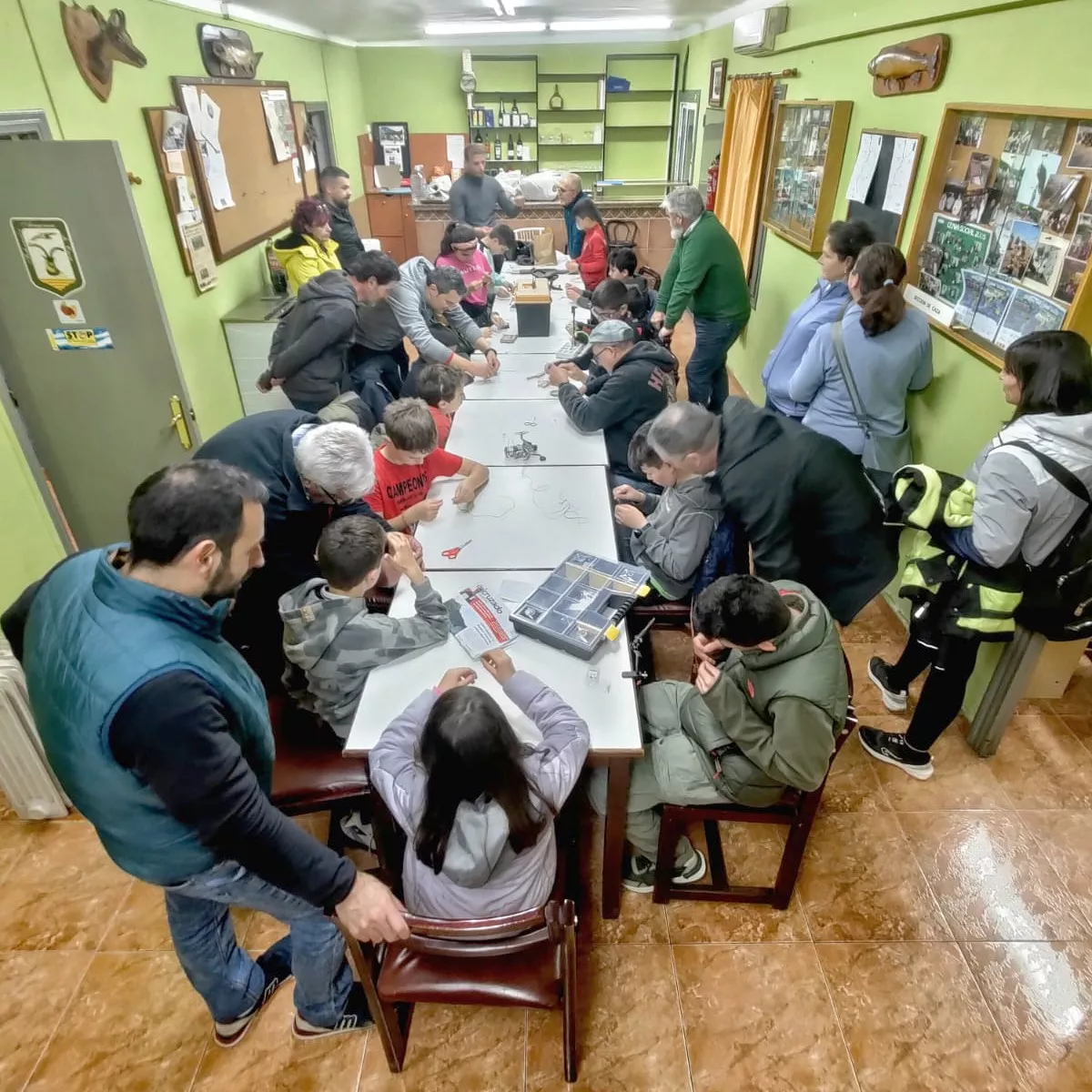 Buen ambiente en el local de la sociedad.