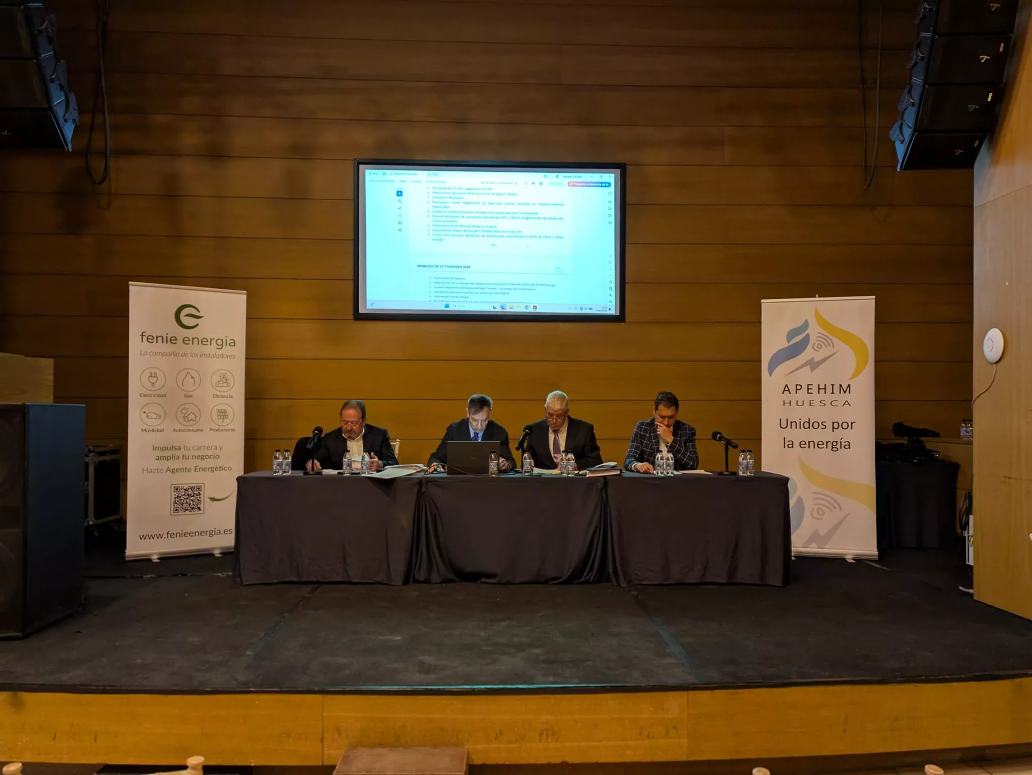 Mesa presidencial de la asamblea