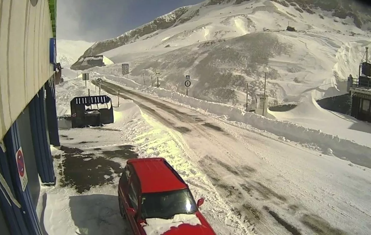 Viento y nieve condicionan la actividad en el Pirineo. En la imagen, la frontera del Portalet donde es necesario el uso de cadenas este domingo.