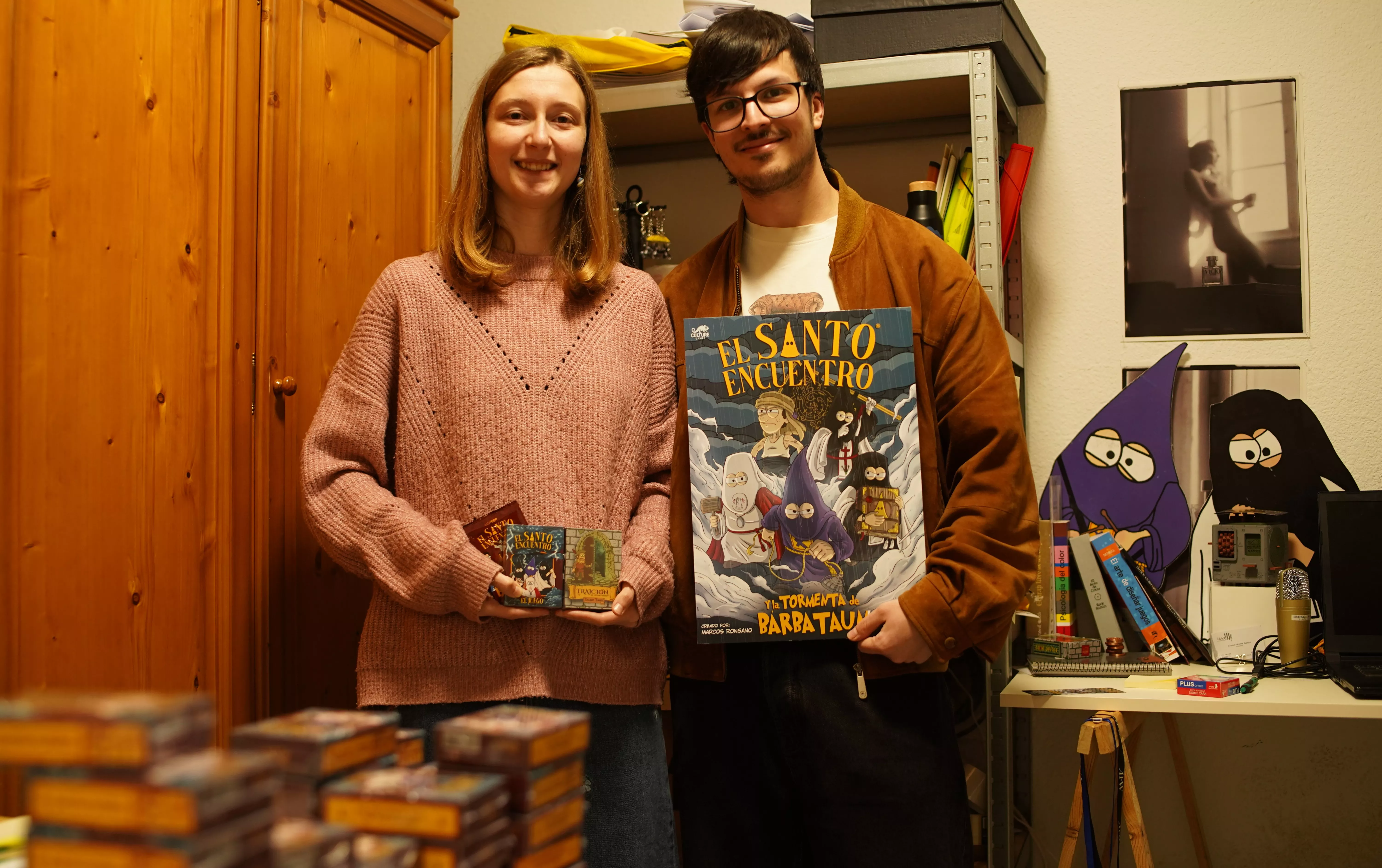 Eva Cabrero y Marcos Ronsano con el cómic sobre la Semana Santa de Barbastro, los juegos de naipes y algunos personajes cofrades
