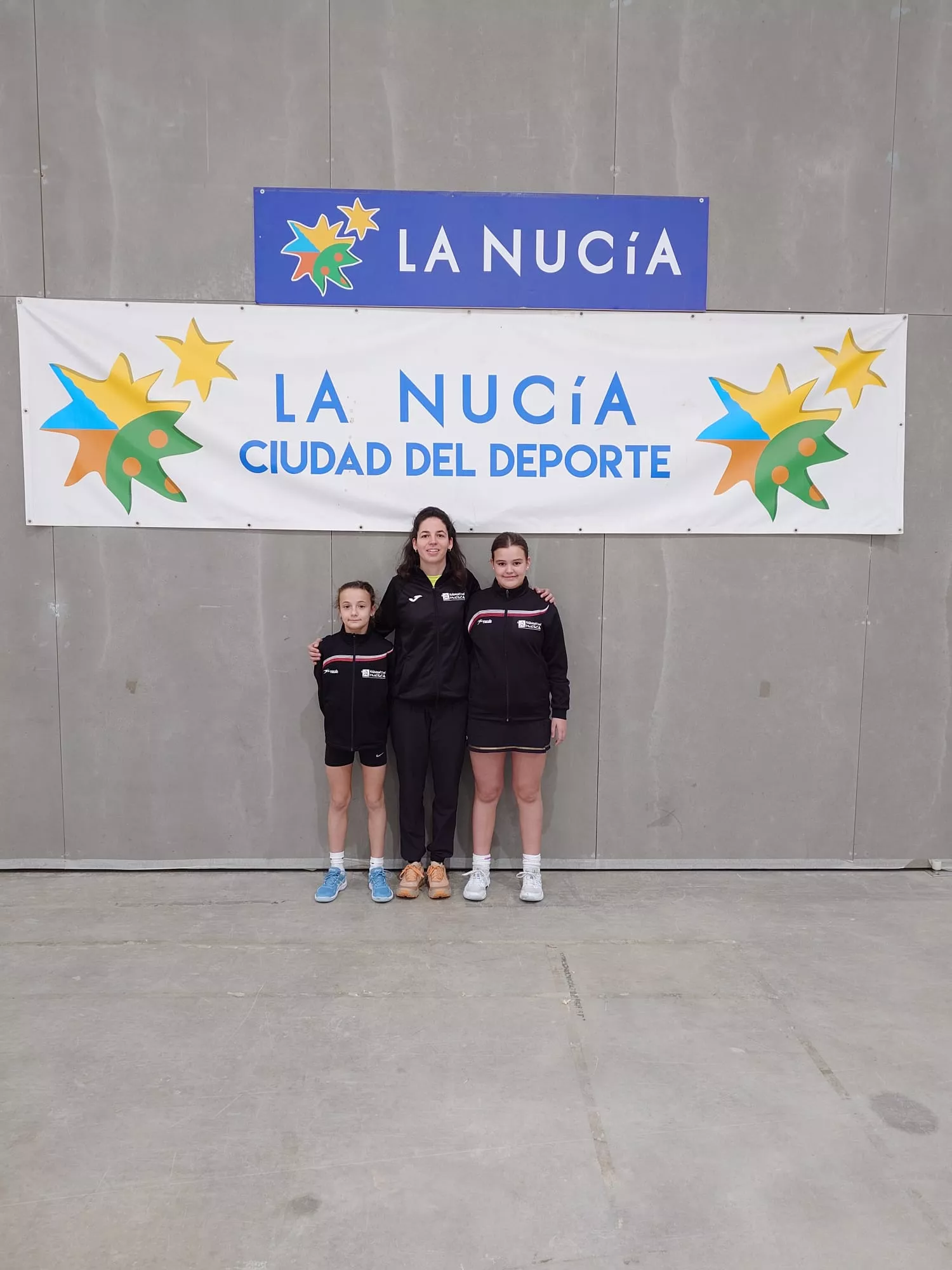 Lucía Rodríguez e Izarbe Ara con Aitana Díez en La Nucía.