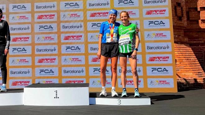 Bea Martínez ha entrado en meta de la mano con Ana Gómez (bronce).