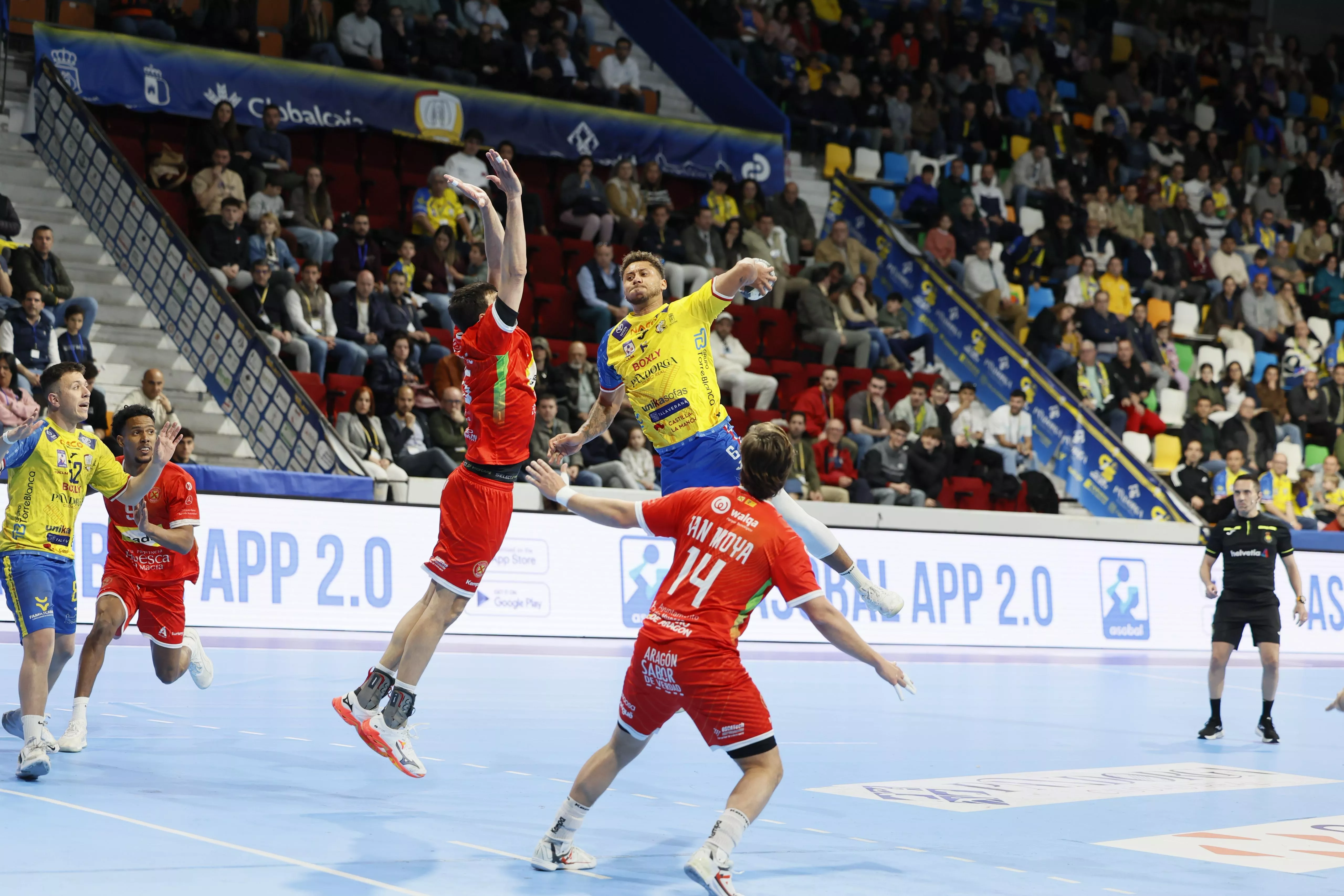 Bada Huesca, en plena defensa ante Ciudad Real. Foto: José Ramón García Carpintero