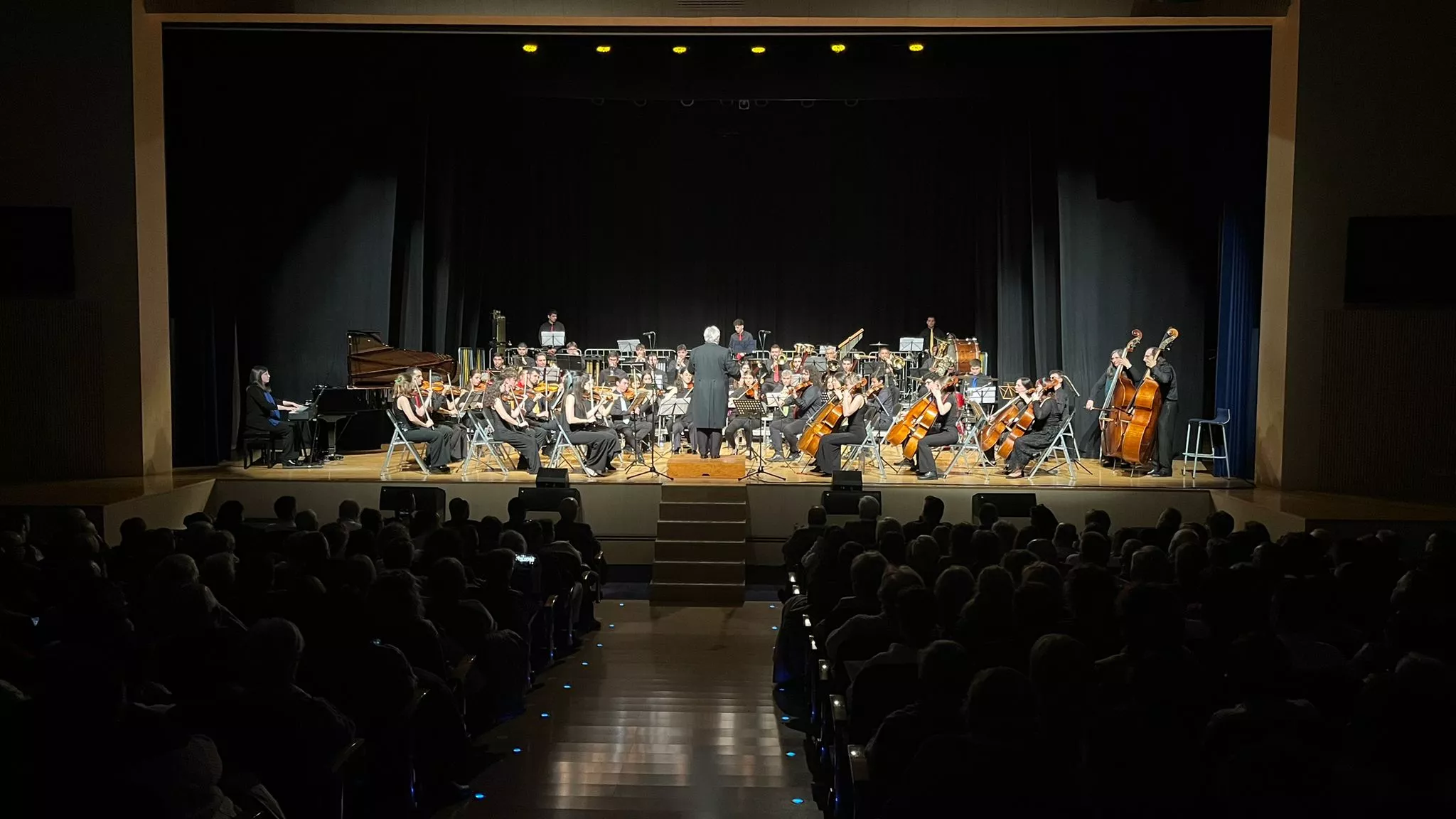 La Joven Orquesta de Bandas Sonoras en el Centro de Congresos de Barbastro que ha estado abarrotado