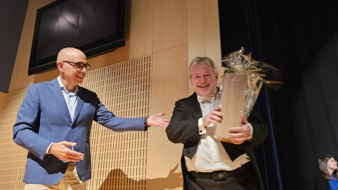 Mariano Rodríguez entrega un detalle al director de la orquesta