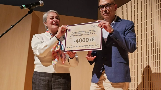 Genoveba Buatas recoge el cheque de 4.000 euros de recaudación