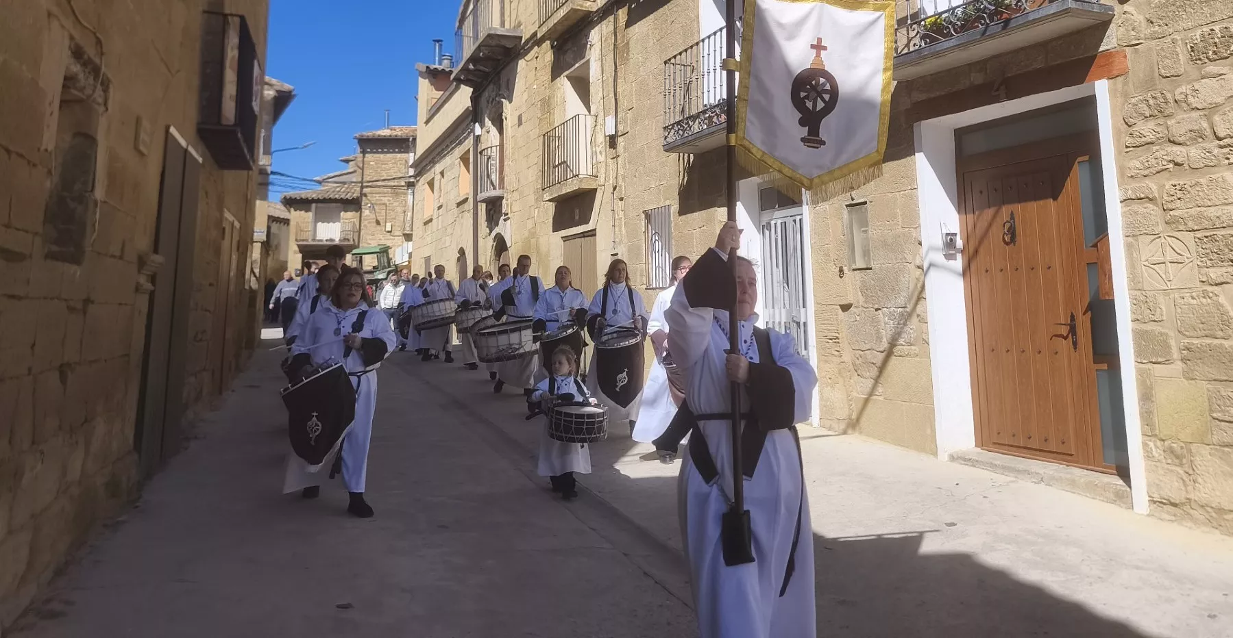 Biscarrués vive una emotiva tamborrada de Semana Santa.