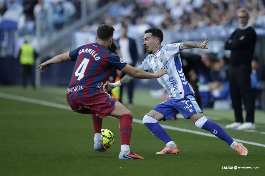 Joaquín, goleador en el partido, encara a Carrillo, defensa del Huesca. Foto: LaLiga