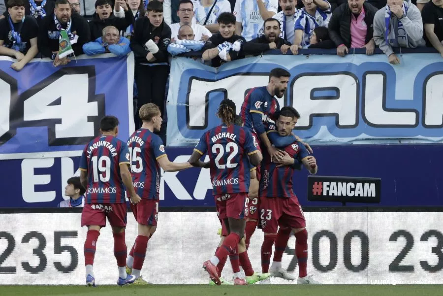 La esperanza, el 0 1. Desde entonces los jugadores del Huesca no han hecho más que desplomarse