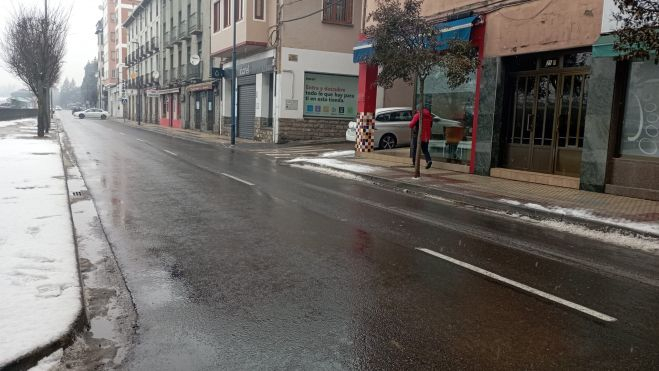 La nieve se ha mezclado con el agua este martes en Sabiñánigo. La nieve se ha mezclado con el agua este martes en Sabiñánigo.