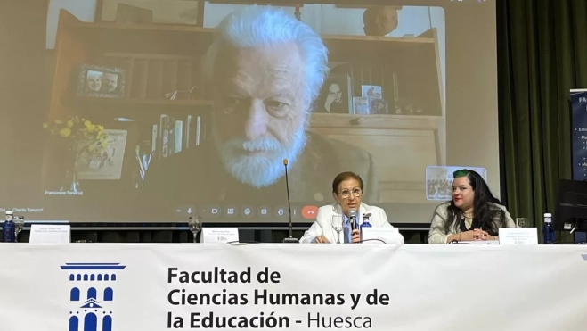 Francesco Tonucci en videoconferencia, Azucena Lozano y Arasy González Milea. Foto Mercedes Manterola