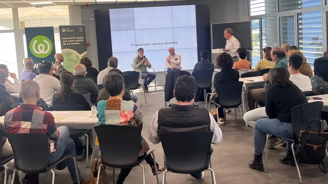 Ramón Isla y José María Salamero conversan con los asistentes. Foto Mercedes Manterola 