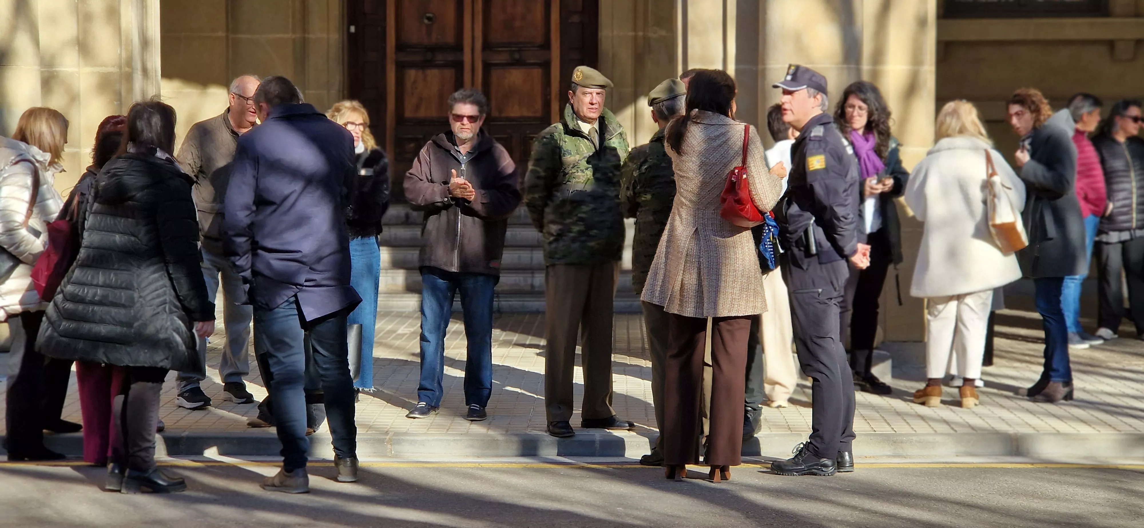 Minuto de silencio en Huesca por el asesinato de la vecina de Barbastro. Foto Myriam Martínez